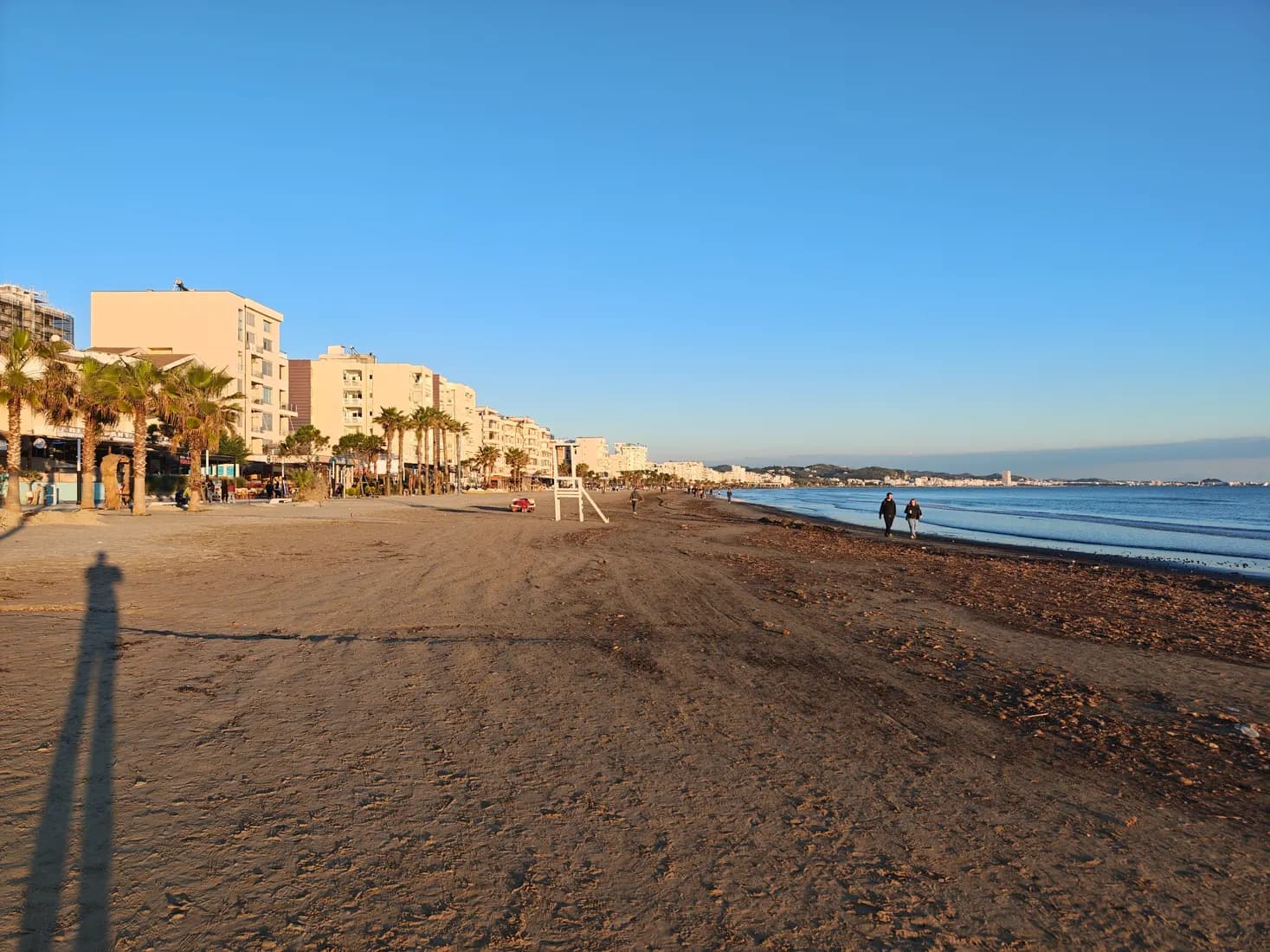 Plaża w Durrës o zachodzie słońca