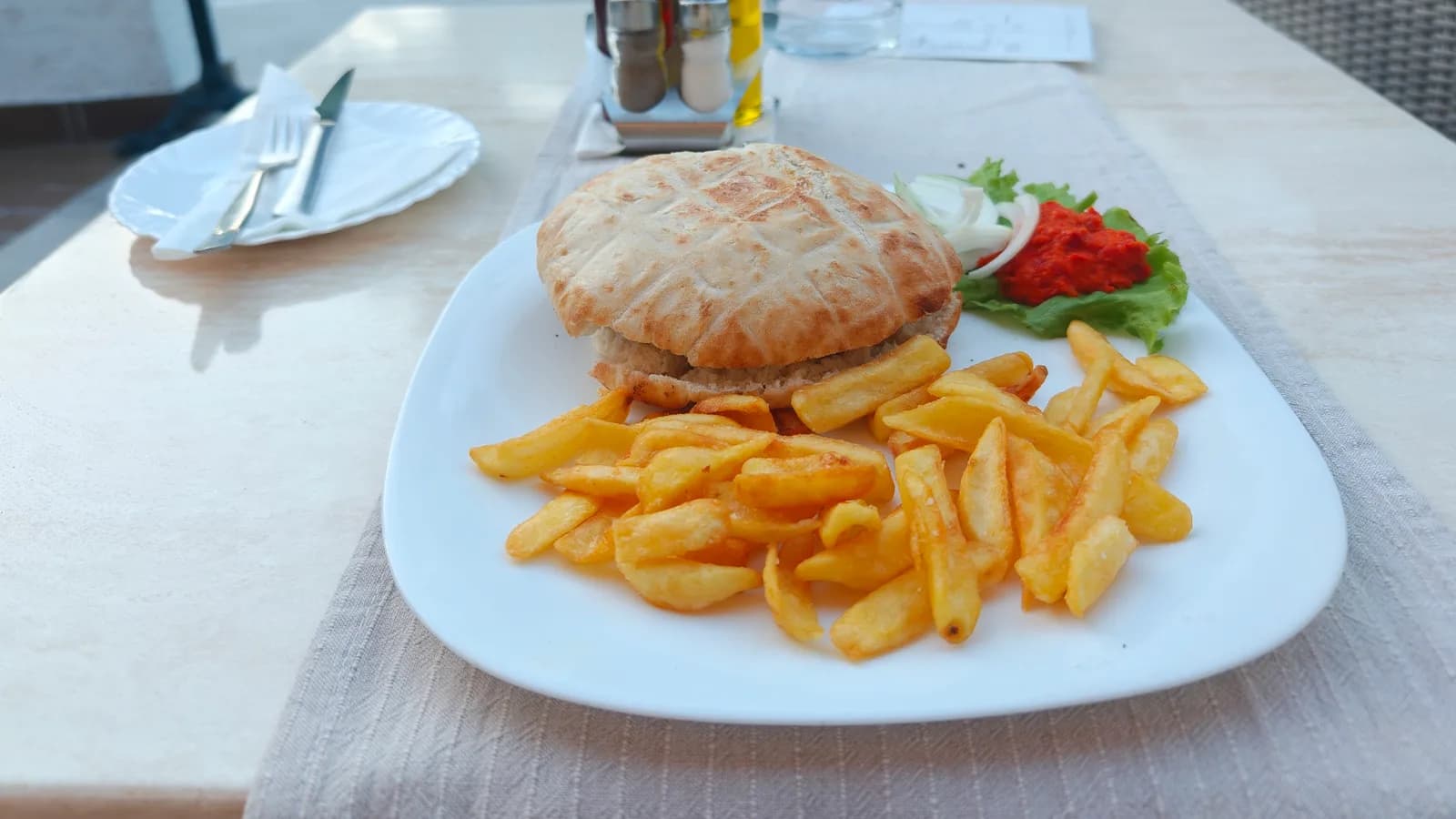 Prosty posiłek w Chorwacji z frytkami i pieczywem