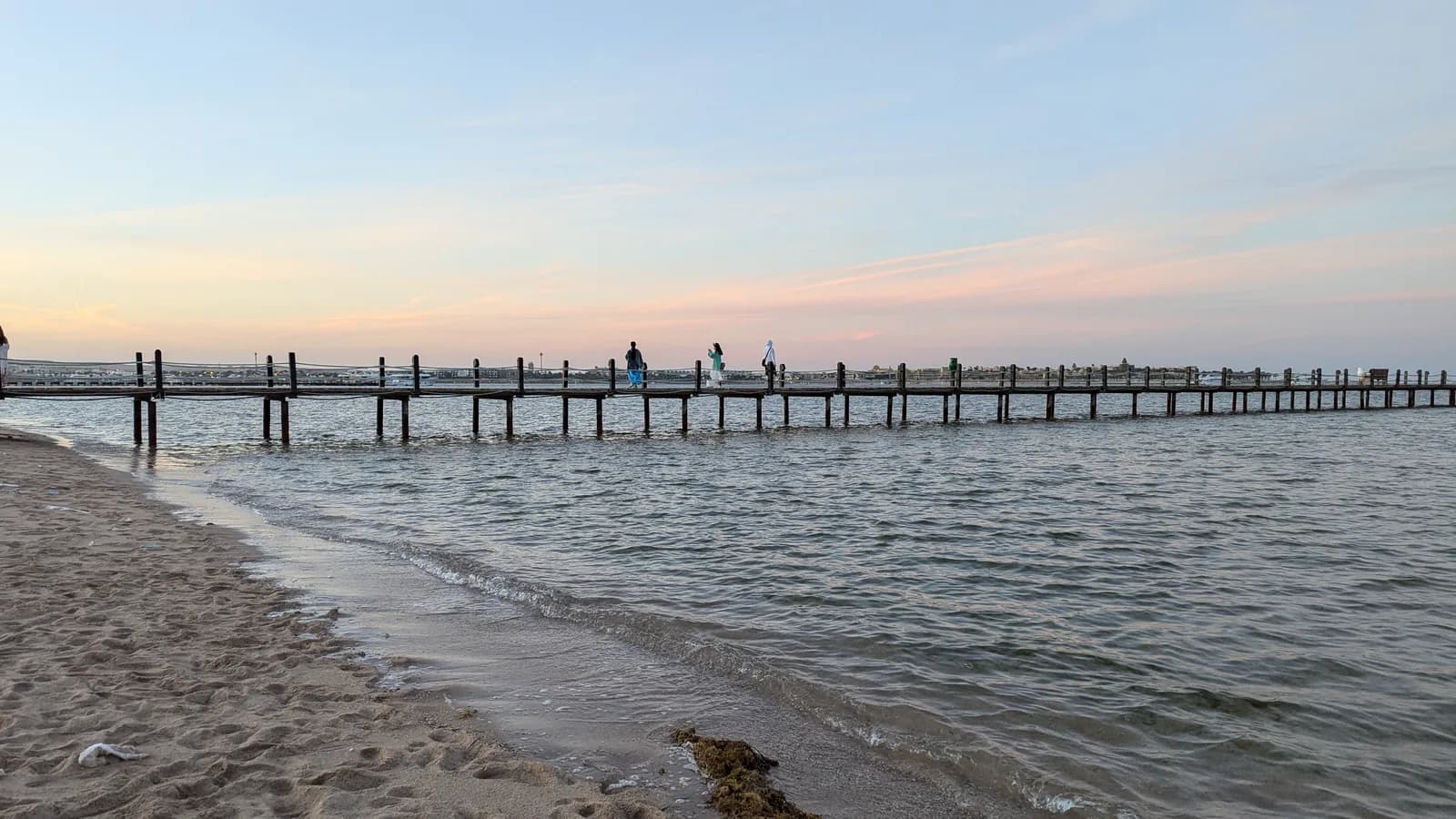 Plaża w Makadi Bay z długim pomostem nad Morzem Czerwonym