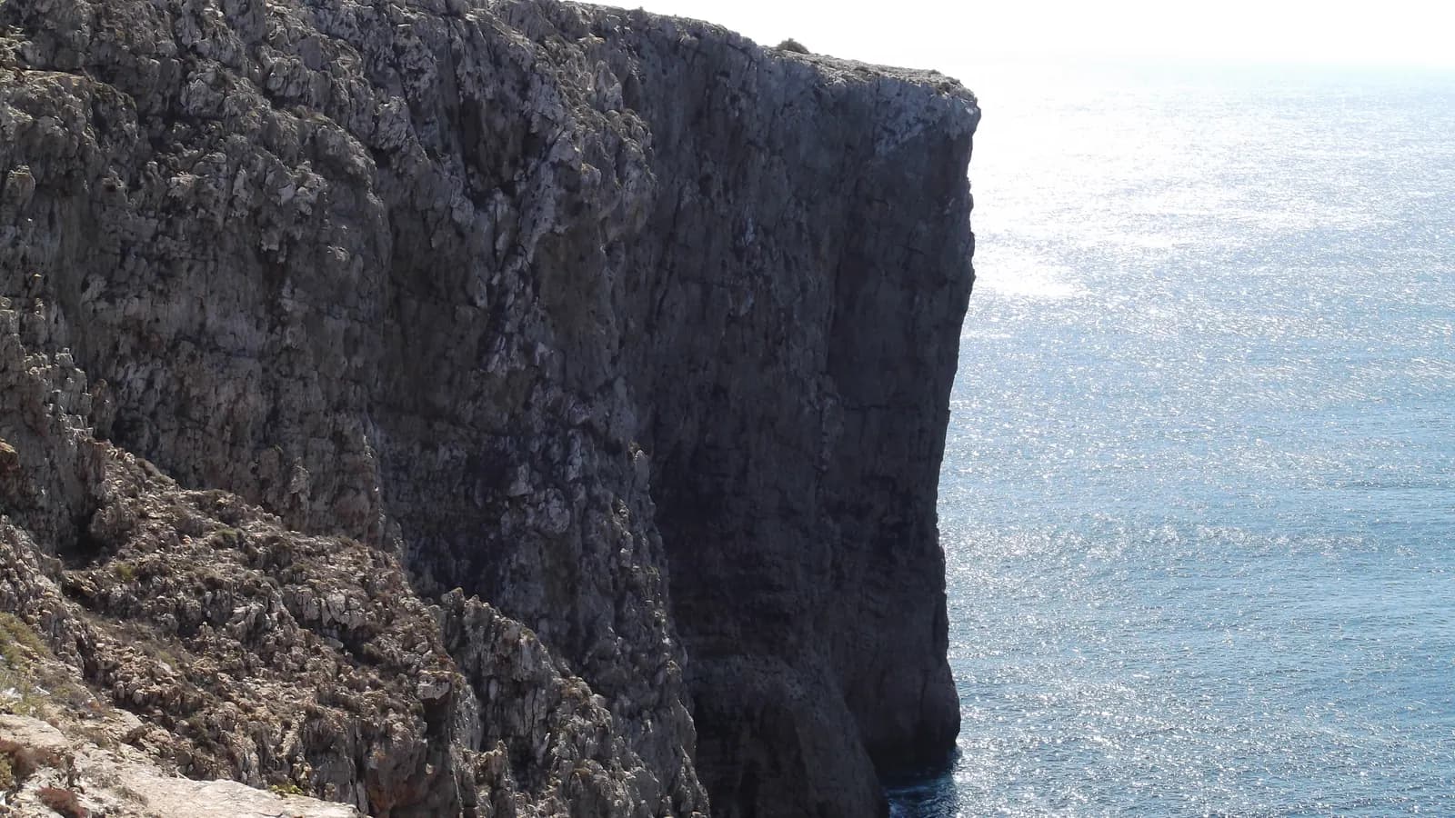 Wysokie klify nad Atlantykiem w Algarve w Portugalii