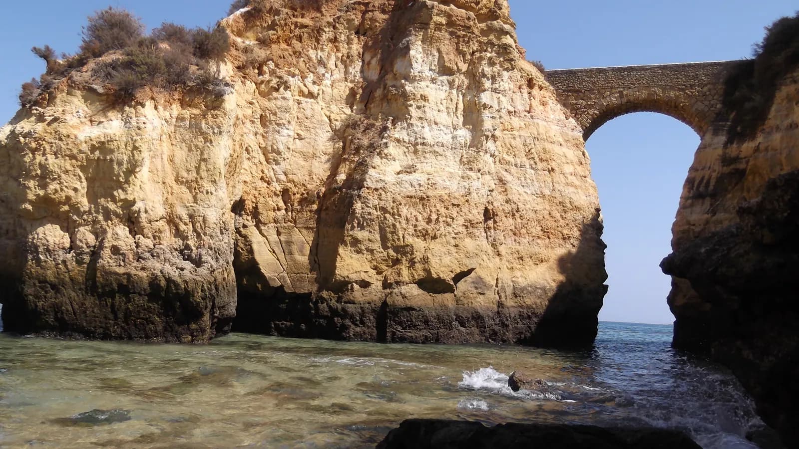 Plaza i wysokie klify w Algarve w Portugalii przy Lagos