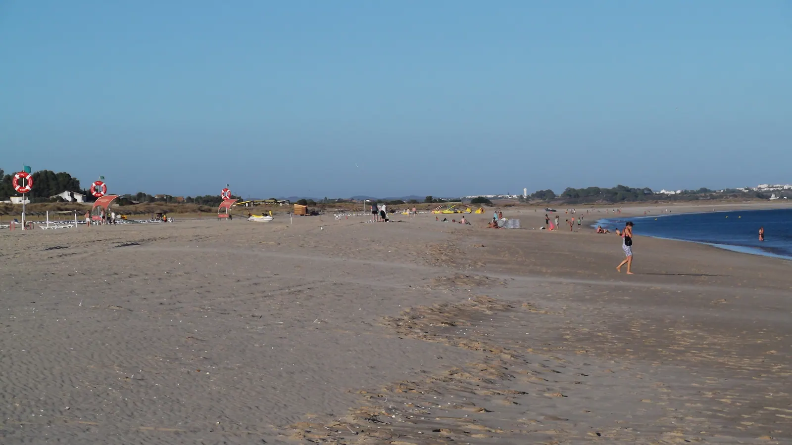 Szeroka piaszczysta plaza w Algarve w Portugalii przy spokojnym oceanie