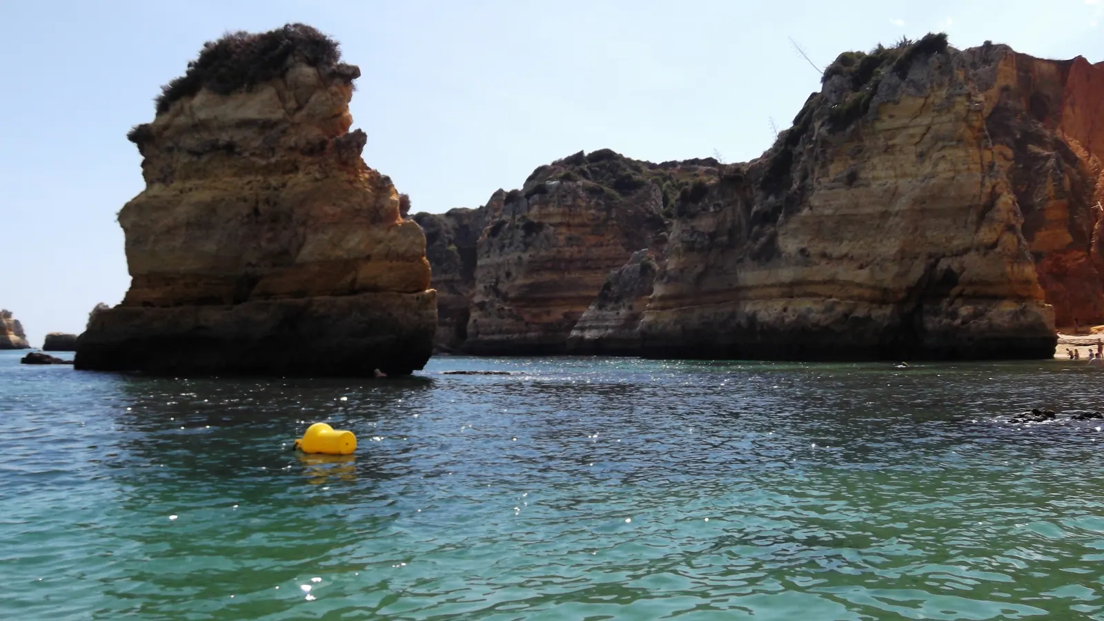 Turkusowa zatoka i wapienne klify w Algarve w Portugalii