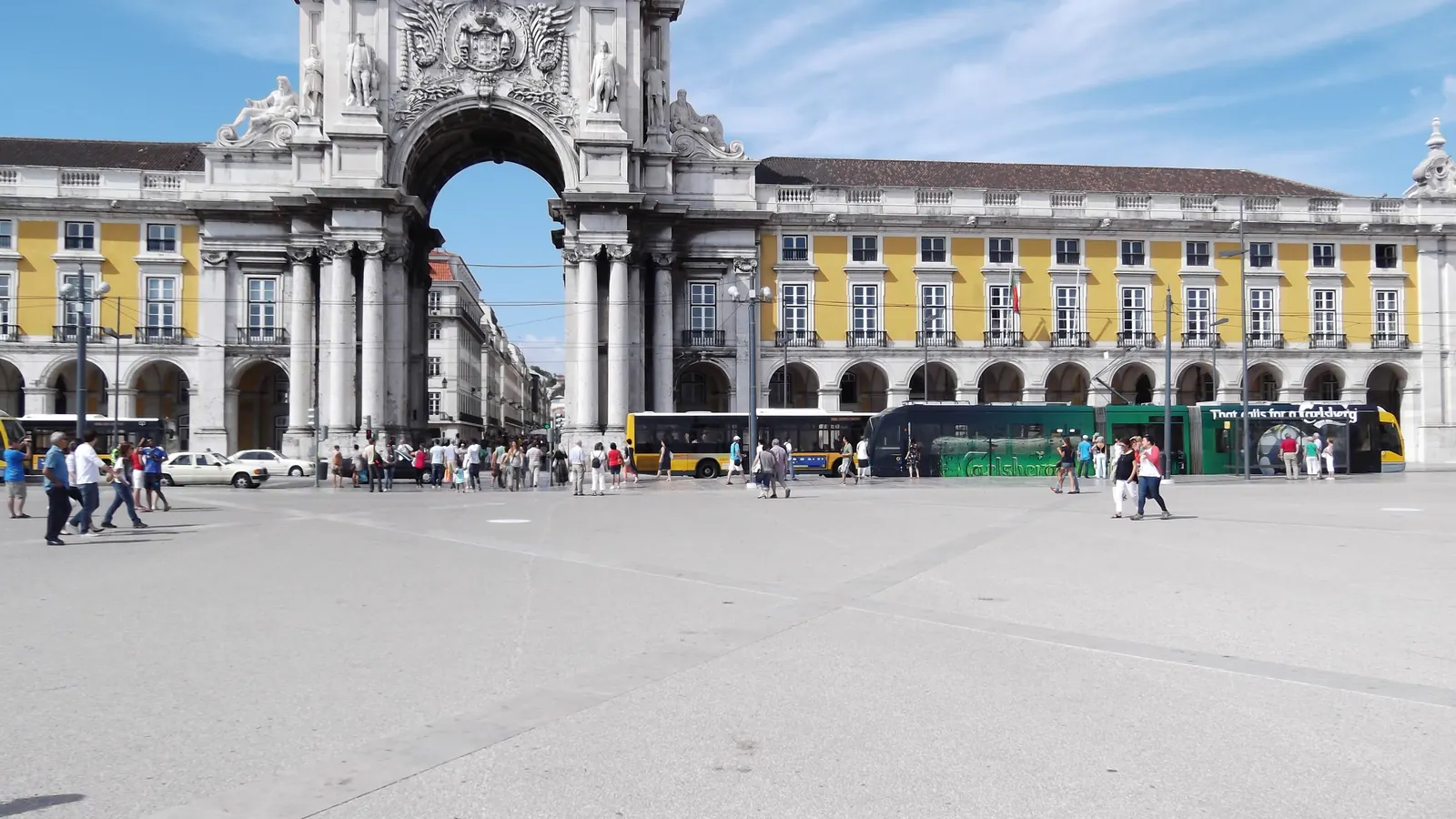 Plac Comercio w Lizbonie z lukiem triumfalnym i szeroka przestrzenia dla pieszych