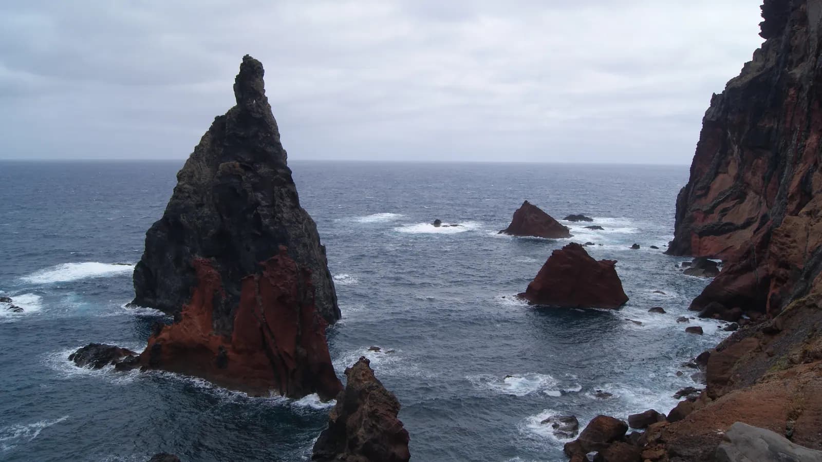 Skaliste wybrzeze Ponta de Sao Lourenco na Maderze nad Atlantykiem