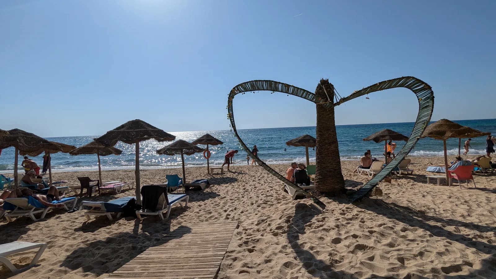 Plaża hotelowa w Hammamecie z parasolami i wejściem do morza