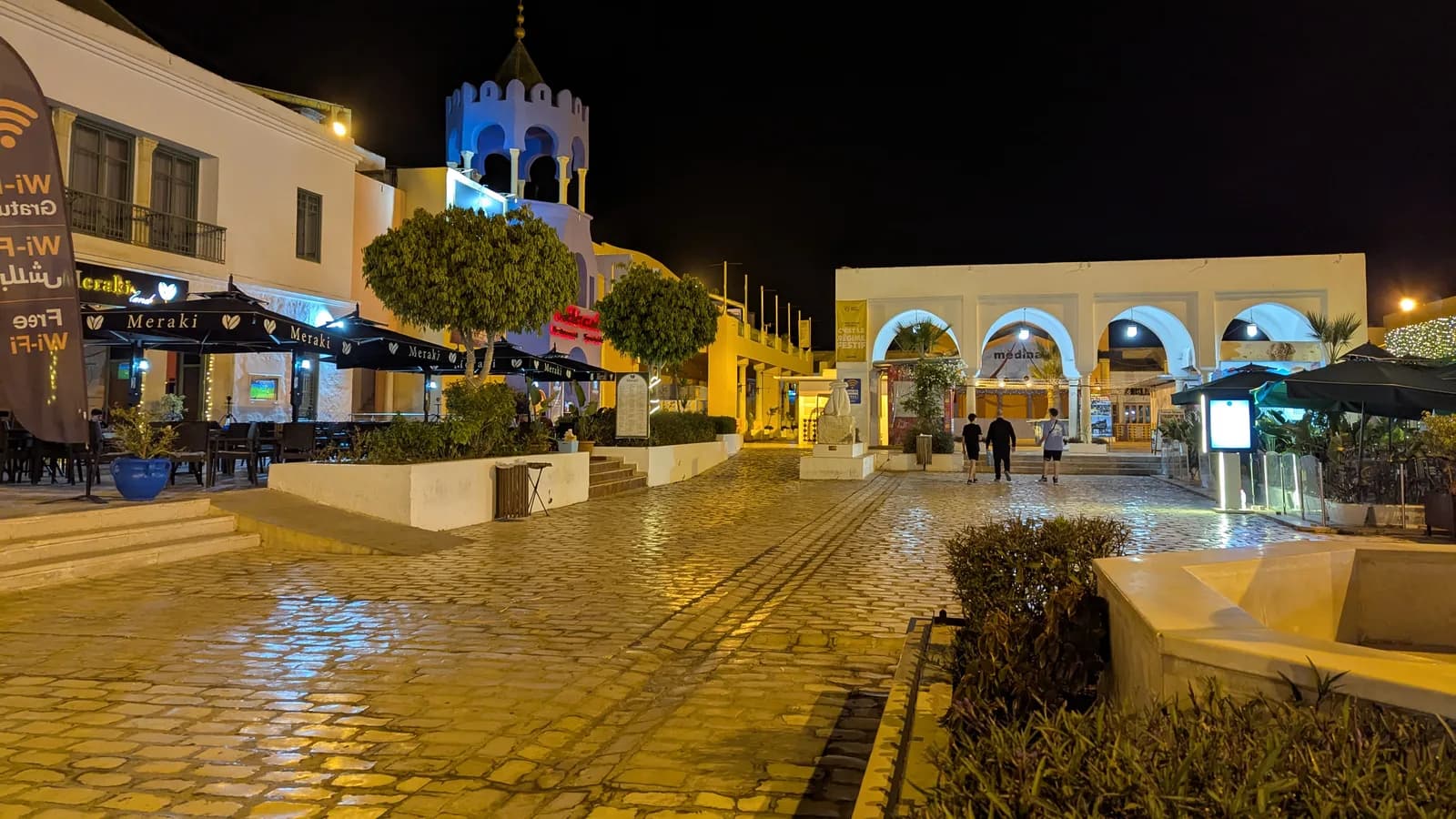 Plac w medinie Yasmine Hammamet wieczorem